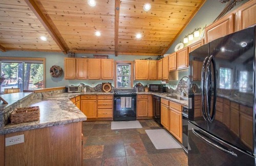 Talmont House | Challies Chalet Pool table, sauna, game room!