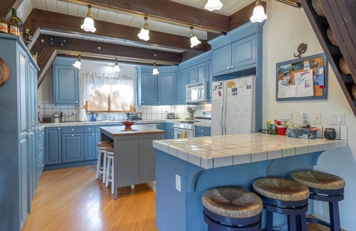 Tahoma House | Chamberlands Charmer w/Hot Tub!