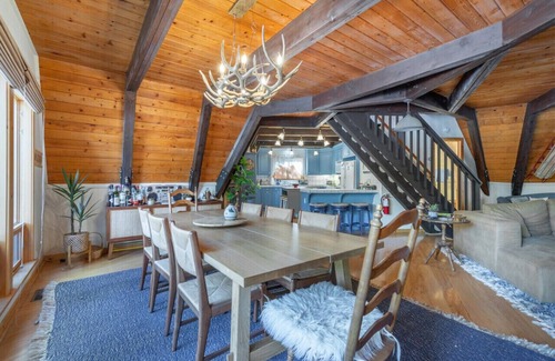 Tahoma House | Chamberlands Charmer w/Hot Tub!