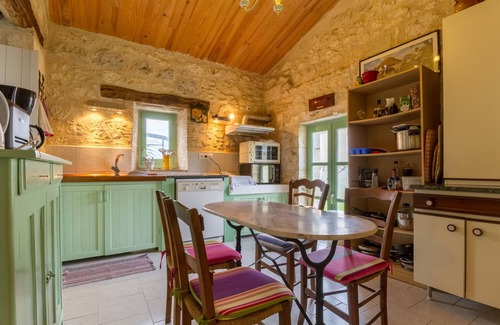 Tournecoupe House | Chambre BLEU, Bed & Breakfast Saint Roch av stay sharing kitchen, swimming pool