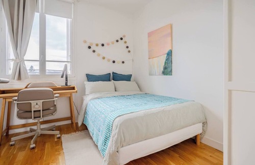 Richebourg - Saint-Clement Bed & Breakfast | Chambre chez Cécile - Arty & Elegant room - Private bathroom - Central location
