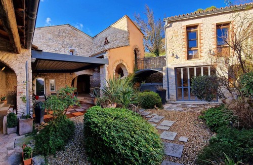 Vezenobres Bed & Breakfast | Chambre D'hôte de Charme Avec Jacuzzi, Jardin à Vézénobres Village Médiéval