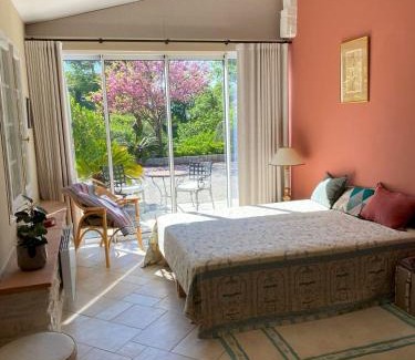 Le Plan-de-Grasse House | Chambre de charme climatisée, avec piscine