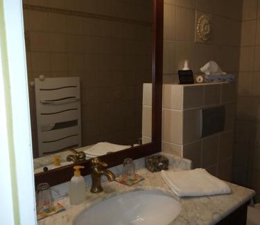 Fontenailles House | Chambre et sanitaires privés