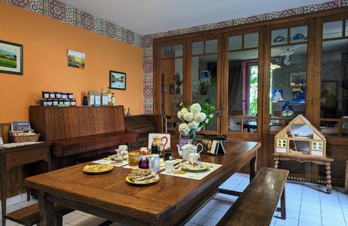Pellevoisin Bed & Breakfast | Chambre Glycine avec salon de jardin et parking, proche châteaux de la Loire - FR-1-591-506