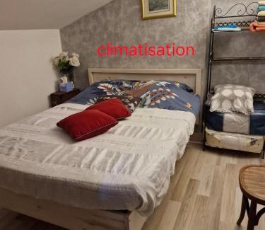 Gontaud House | CHAMBRE MANSARDEE VELUX 1 à 4p A62 sortie 6 ou 6 1