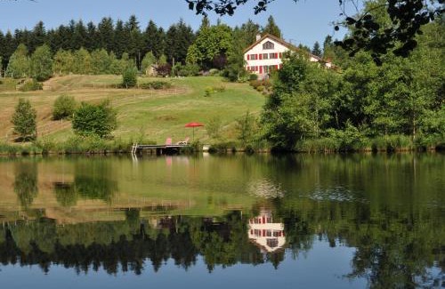 Faucogney-et-la-Mer Bed & Breakfast | "Chambre Merisier" dans une ferme avec étang privé au coeur de la région des mille étangs, Faucogney-et-La-Mer