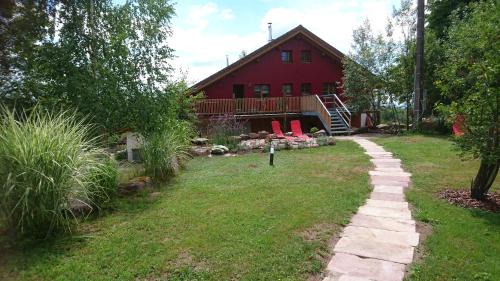 Faucogney-et-la-Mer Bed & Breakfast | "Chambre Merisier" dans une ferme avec étang privé au coeur de la région des mille étangs, Faucogney-et-La-Mer