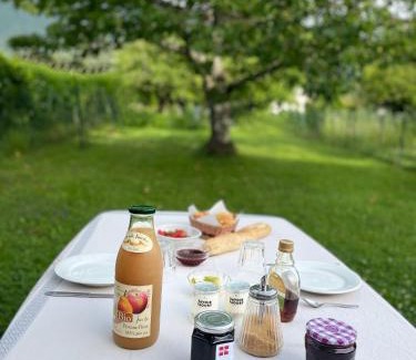 Saint-Jorioz Bed & Breakfast | Chambres d'hôtes avec entrée privative au calme dans maison de village au-villard