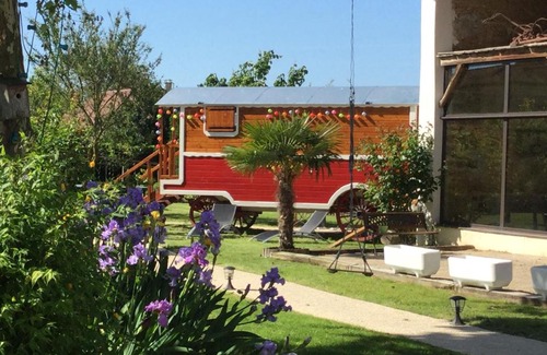 Chazey-sur-Ain Bed & Breakfast | Chambres et Roulotte de La Gentilhommière