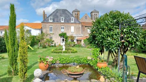 Saint-Laurent-des-Autels House | Chambres d'hôtes Le Griffon 1855