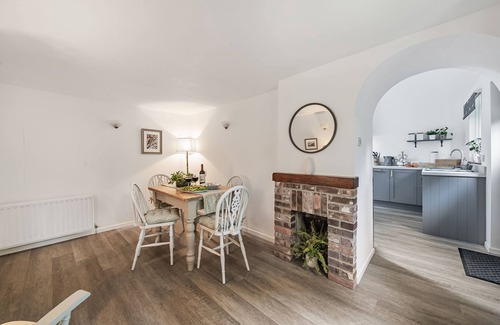 Winterborne Kingston Cottage | Chapel Cottage - sleeps 4 guests in 2 bedrooms