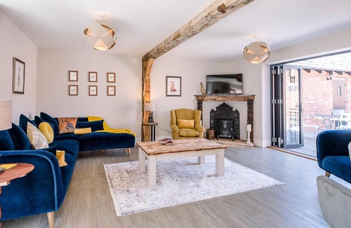 Ipswich House | Chapel Cottage at Pond Hall Farm, Stunnning Property with Private Hot Tub, Hadleigh