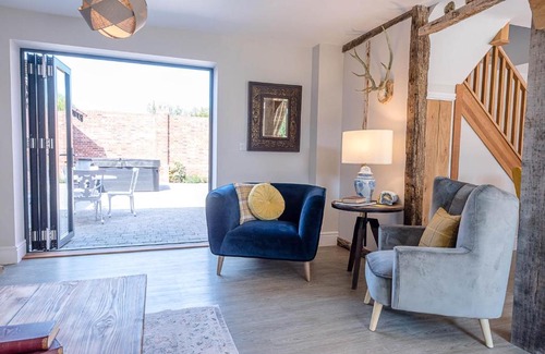 Ipswich House | Chapel Cottage at Pond Hall Farm, Stunnning Property with Private Hot Tub, Hadleigh