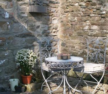 Kirkby Lonsdale House | Chapel Cottage Set in a private courtyard in central location with 2 parking spaces
