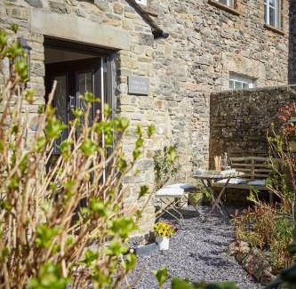 Kirkby Lonsdale House | Chapel Cottage Set in a private courtyard in central location with 2 parking spaces