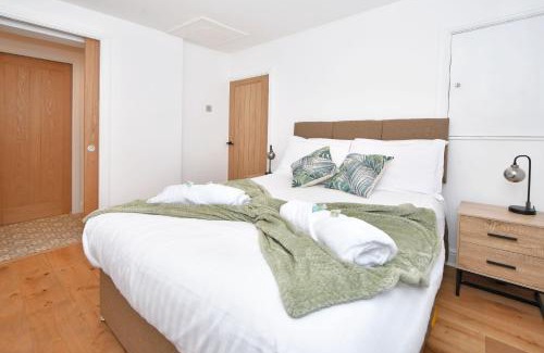 Sandbach House | Chapel House by YourStays - Two bed cottage in Market Town of Sandbach, high end finish