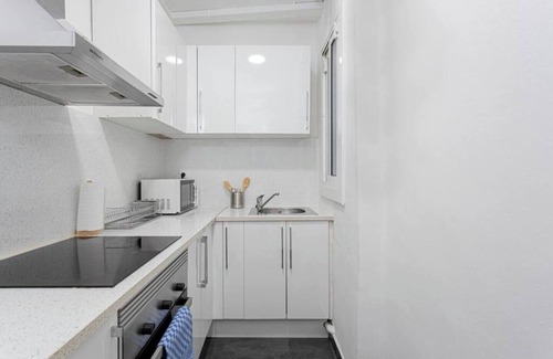 Collblanc y La Torrassa Apartment | Charming apartment in a great location to explore Barcelona, local neighborhood away from the touristic mass and very well connected to the center by metro. The metro station is just 5 minutes away.