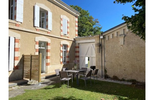 Saint-Romain-de-Benet Cottage | Character cottage surrounded by nature