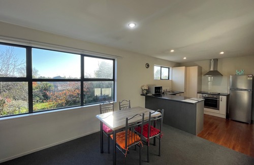 Saint Albans House | Character, quiet & new, near CBD: CNZhouse