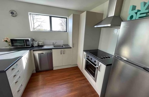 Saint Albans House | Character, quiet & new, near CBD: CNZhouse