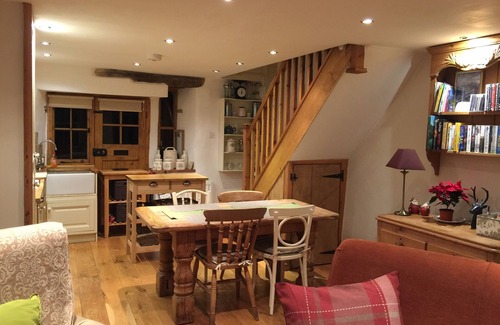 Staveley Cottage | CHARACTERFUL LAKELAND COTTAGE,WIFI, SKYTV, LOG FIRES IN PICTURESQUE SETTING