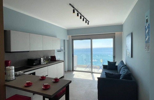 Haraki Apartment | Charaki Escape Chic Studio with Seafront Patio