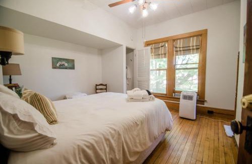 Central Lake House | Charlie Room BW Boutique Hotel