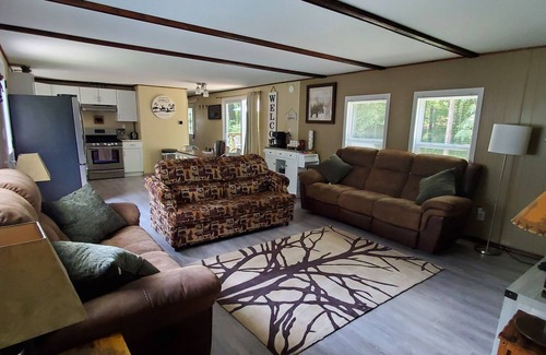 Lyndon Station Cabin | Charlie's Woodside Getaway-4 miles from the Dells!