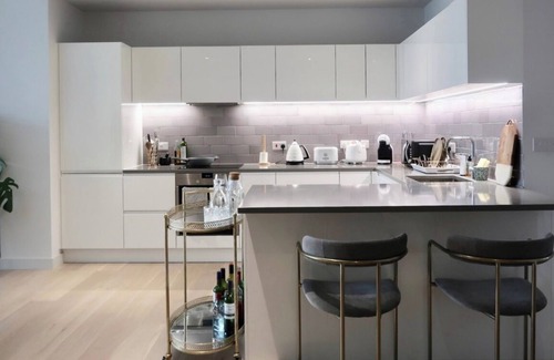 Docklands Apartment | Charm & Convenience | 3 Bed | Near ExCel London