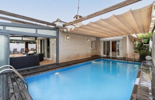 Cambrils House | "Charm & Cozy 4BR - 3BA with Pool & Barbecue"