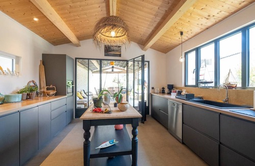 La Flotte House | Charm et Space in a Renovated Former Winery