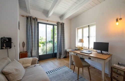La Flotte House | Charm et Space in a Renovated Former Winery