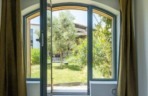 La Flotte House | Charm et Space in a Renovated Former Winery