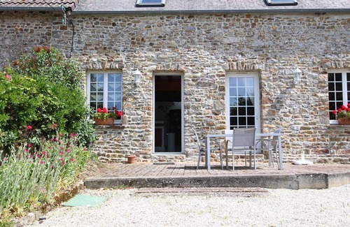 Saint-Maurice-en-Cotentin Cottage | Charming Countryside Retreat with Modern Amenities and Garden in Saint-Maurice-en-Cotentin