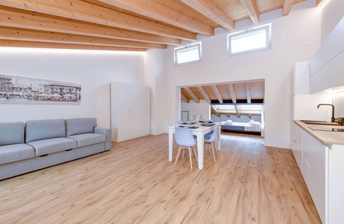 Assenza Apartment | Charm Lakefront Penthouse MGH