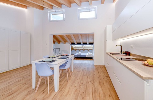 Assenza Apartment | Charm Lakefront Penthouse MGH