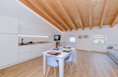 Assenza Apartment | Charm Lakefront Penthouse MGH