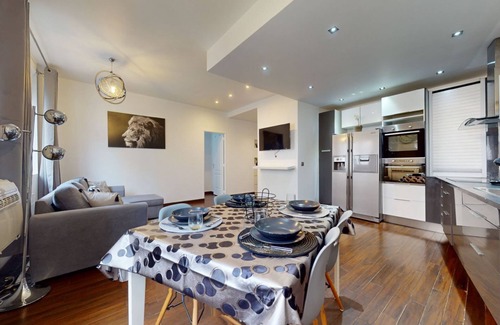 Zola - Pressense Apartment | Charmant Appartement au Coeur des Gratte Ciel Avec Jacuzzi