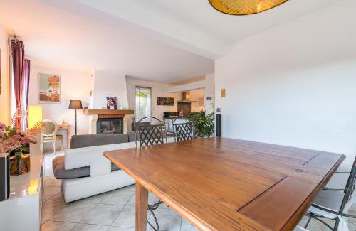 Saint-Apollinaire Villa | Charmante Maison Climatisée avec son Jardin à 5 minutes de DIJON