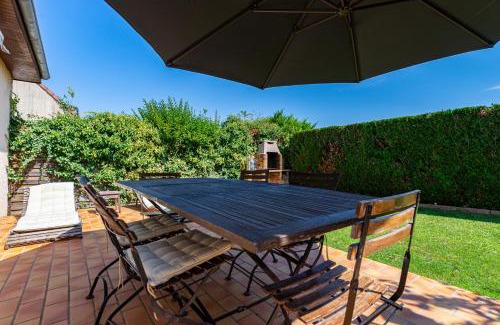 Saint-Apollinaire Villa | Charmante Maison Climatisée avec son Jardin à 5 minutes de DIJON
