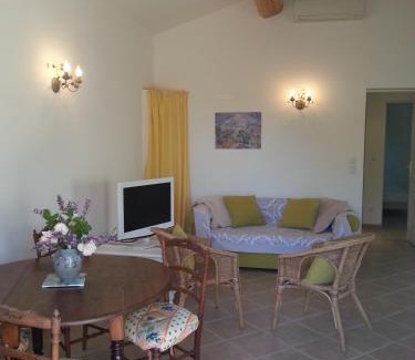 Entrecasteaux House | Charmante Petite Maison & Whirlpool Privé sur Terrasse Plein SUD au Calme !