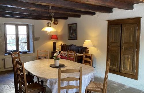 Esmoulieres House | Charme Authentique au Moulin de Saphoz avec Grand Jardin - FR-1-583-499