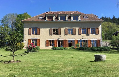 Saint-Victor-Montvianeix Bed & Breakfast | Charming double room, in the middle of a wooded park, away from the noise