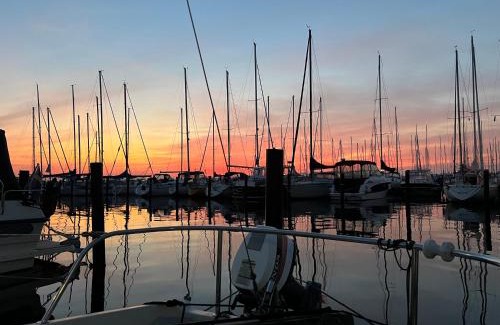 Raa Boat Rental | Charmig övernattning i båt Låt vågorna vagga dig till sömns
