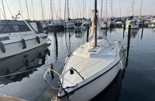 Raa Boat Rental | Charmig övernattning i båt Låt vågorna vagga dig till sömns