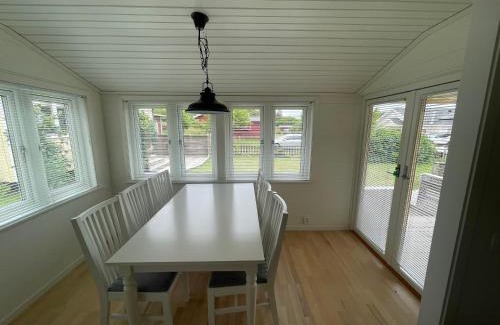 Tibro Villa | Charmigt Villa bredvid sjön Örlen