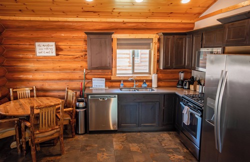 Bonners Ferry Cabin | Charming 1-Bed, 1-Bath Log Cabin w/Full Kitchen at North Haven Campground