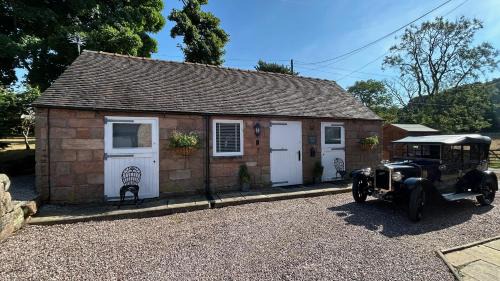 Cauldon Low House | Charming 1 Bed Peak District Cottage Barn - Alton Towers, Scarefest, Polar Bears, Chatsworth