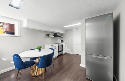Upper Lonsdale House | Charming 1-bedroom private suite in Upper North Vancouver